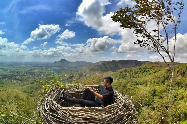 Healing Tipis ke Bukit Jomblo Semarang: Spot Foto Unik dan Gratis