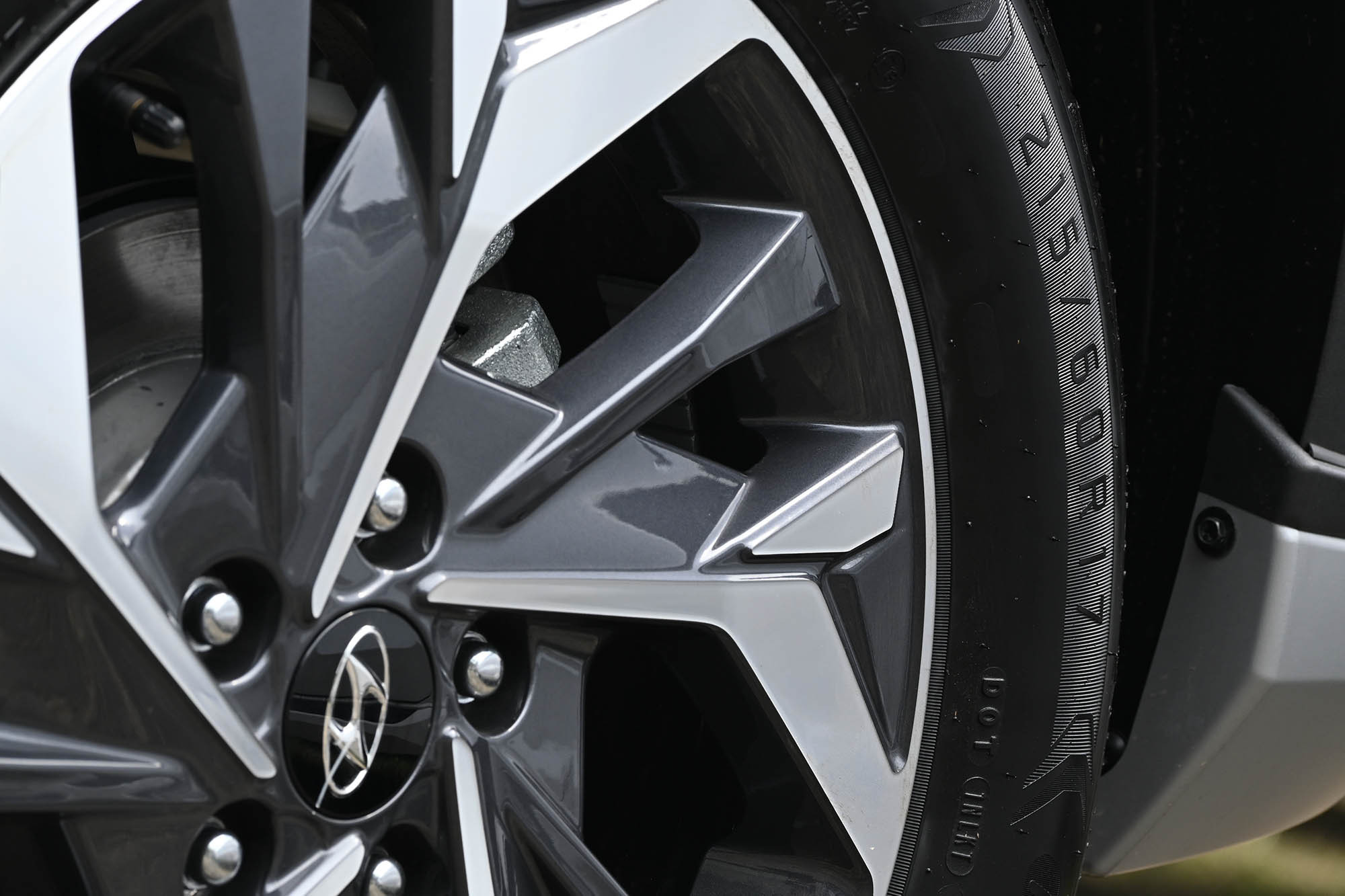 Cara Cek Kebocoran Ban Halus Menggunakan Air Sabun